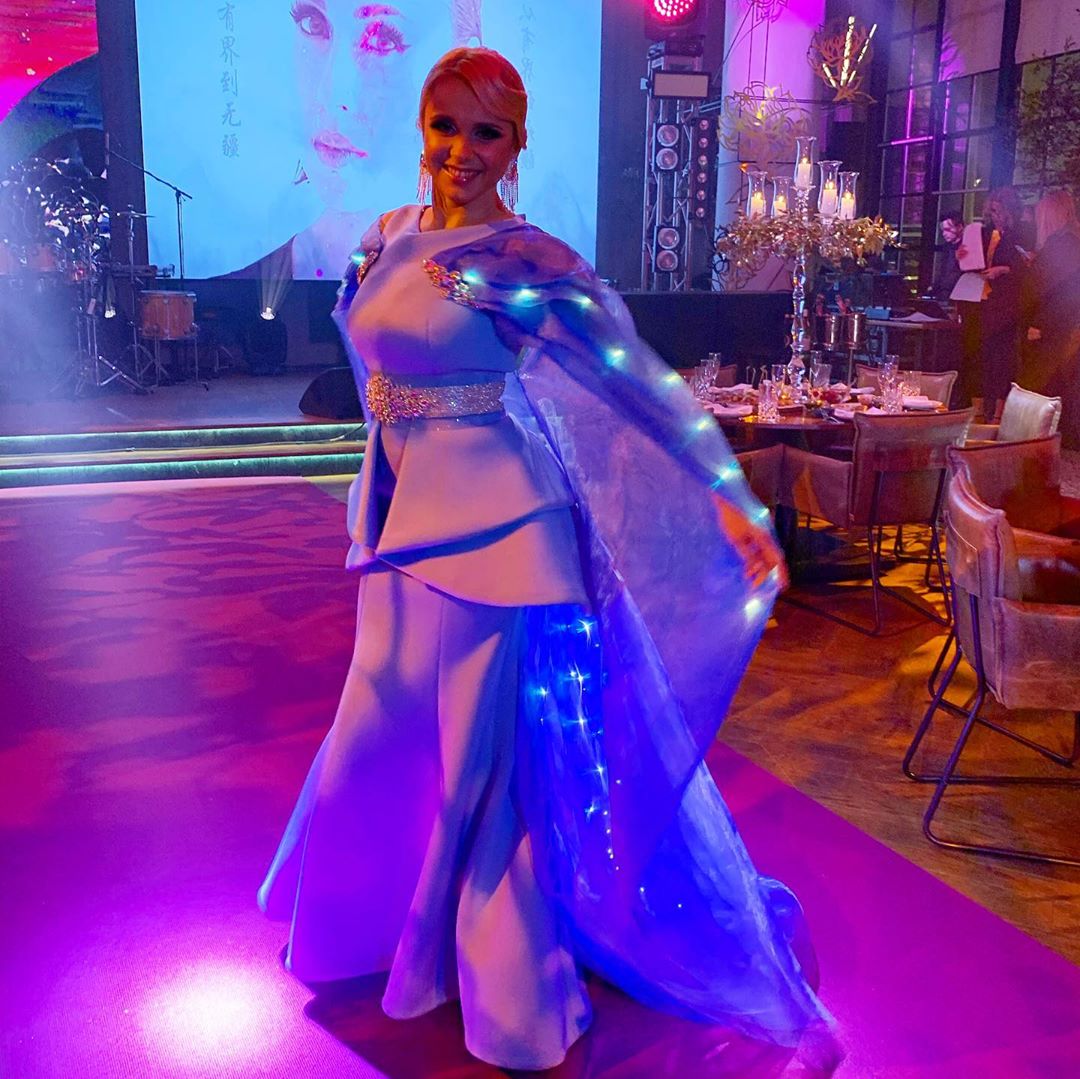 Фея красоты и очарования: Лилия Ребрик покорила фигурой в платье с неоновой подсветкой