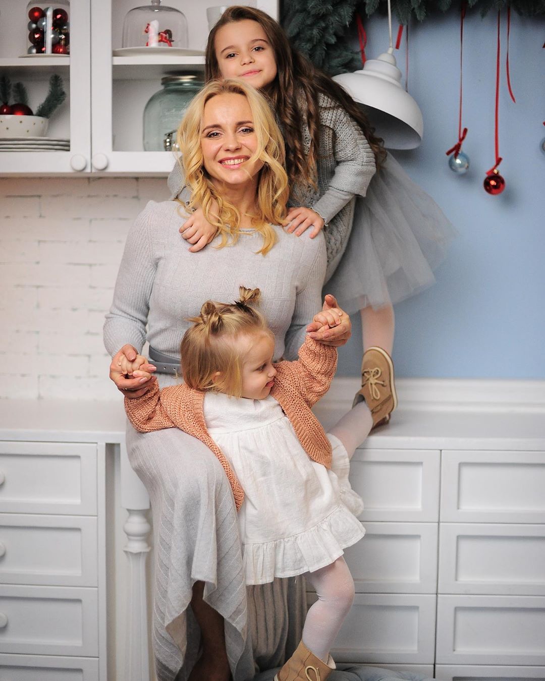 Тріо красунь: Лілія Ребрик з доньками знялася у новорічній фотосесії