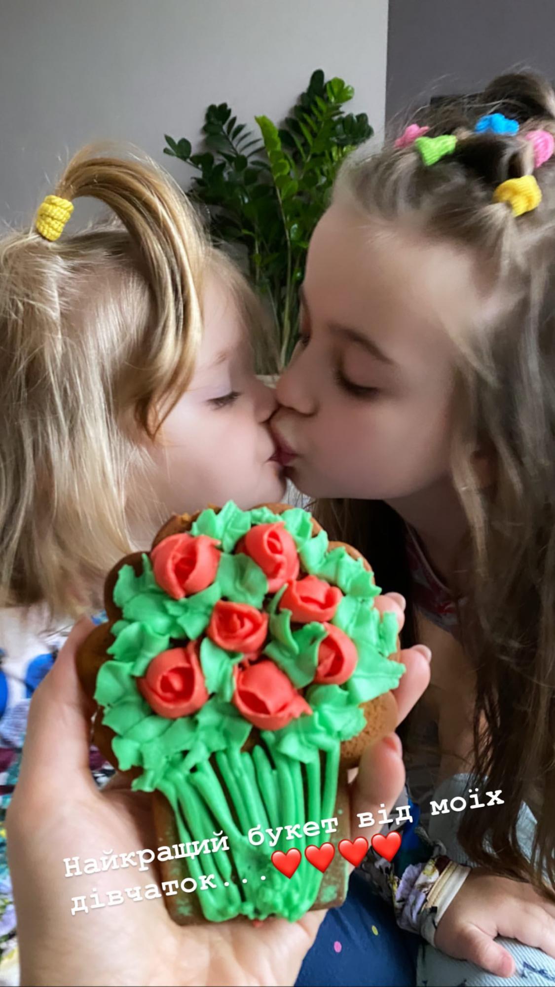 Счастливое трио: нежная Лилия Ребрик умилила подарками от дочек и мужа