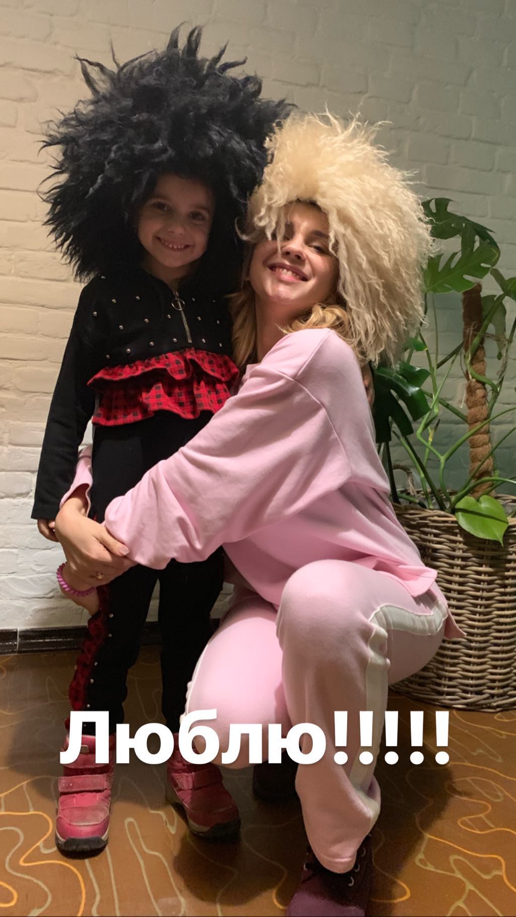 Четыре поколения: Лилия Ребрик показала уникальное семейное фото с дочкой, мамой и бабушкой