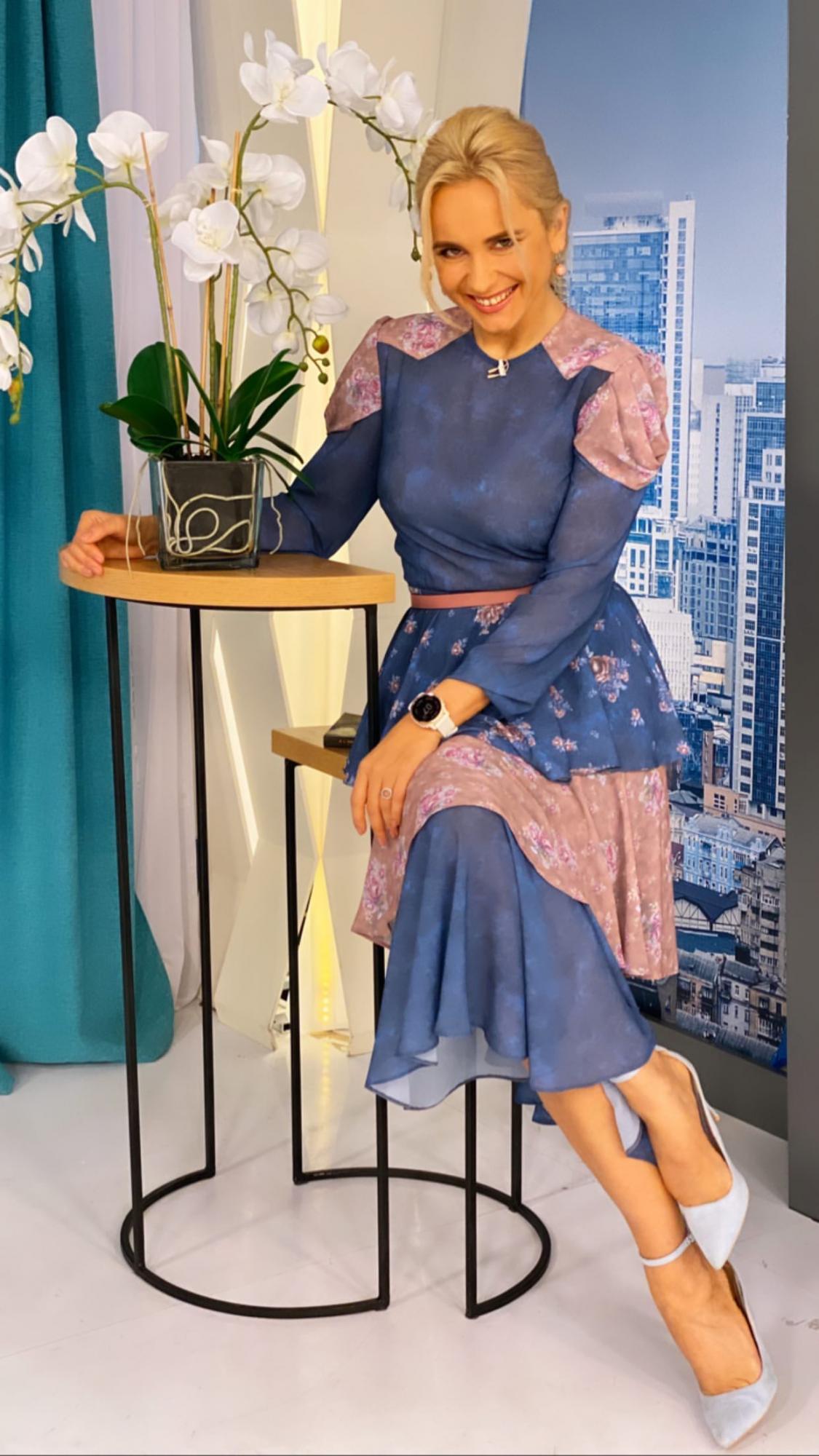 Романтичная Лилия Ребрик в воздушном платье очаровала зажигательным танцем в студии