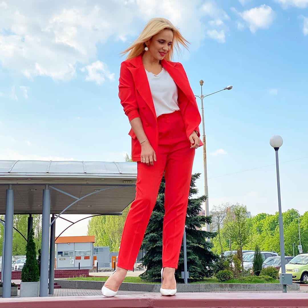 Легкою ходою: Лілія Ребрик в червоному брючному костюмі підкорила жіночністю