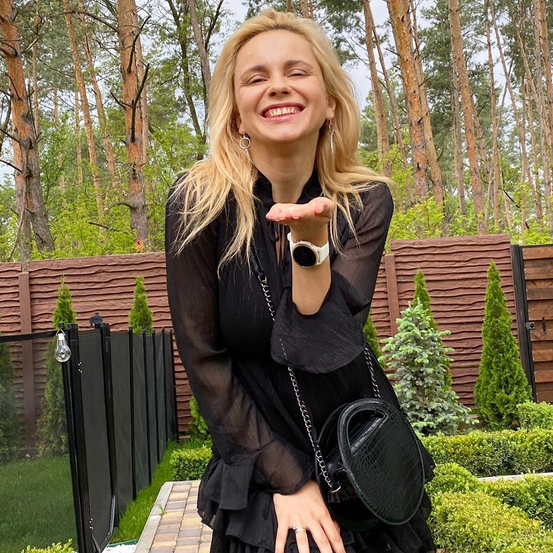 Лілія Ребрик в стильному total black образі привітала всіх блондинок зі святом
