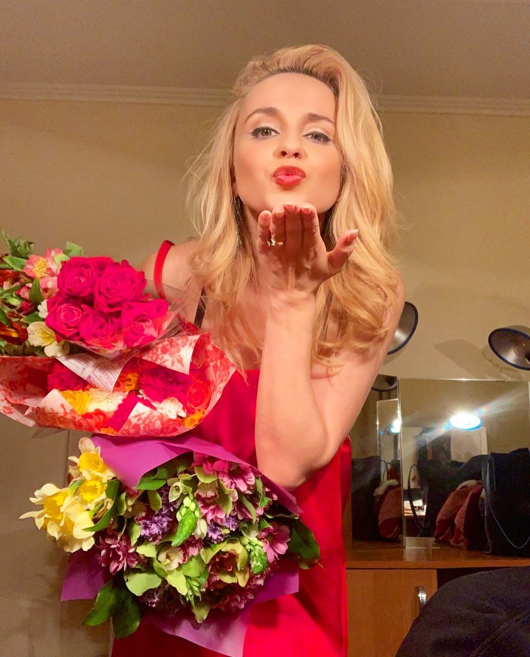 "Наша Мерилін Монро": Лілія Ребрик в ефектній сукні похвалилася стрункими ніжками