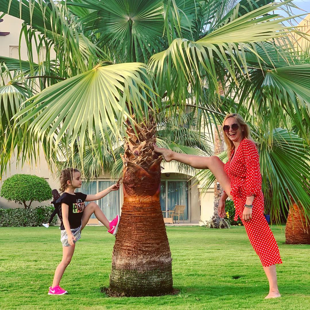 &quot;Передаю вміння&quot;: Лілія Ребрик з донькою захопили розтяжкою на барвистих фото