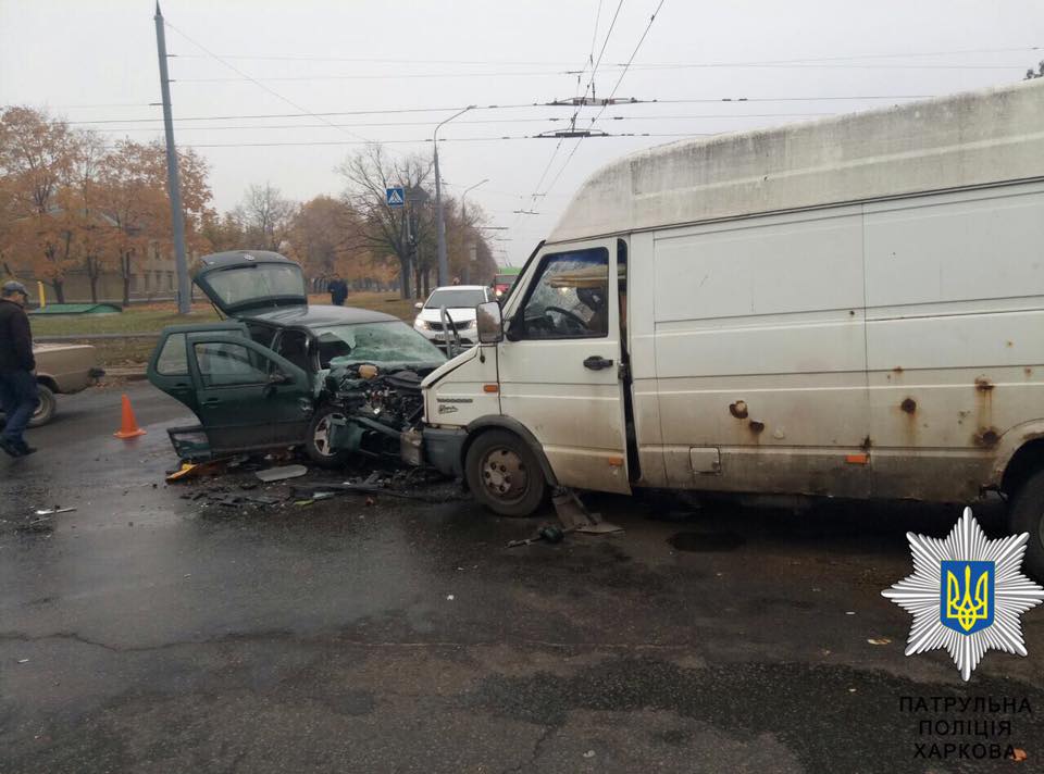 У Харкові легковий автомобіль зіткнувся з мікроавтобусом, є постраждалі