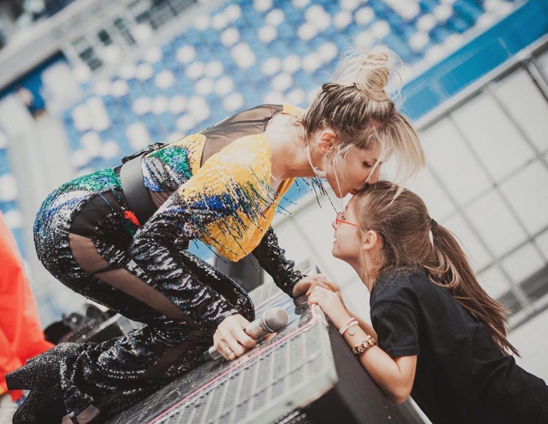 "Моя любовь": Лобода растрогала сеть нежным фото с дочкой с концерта