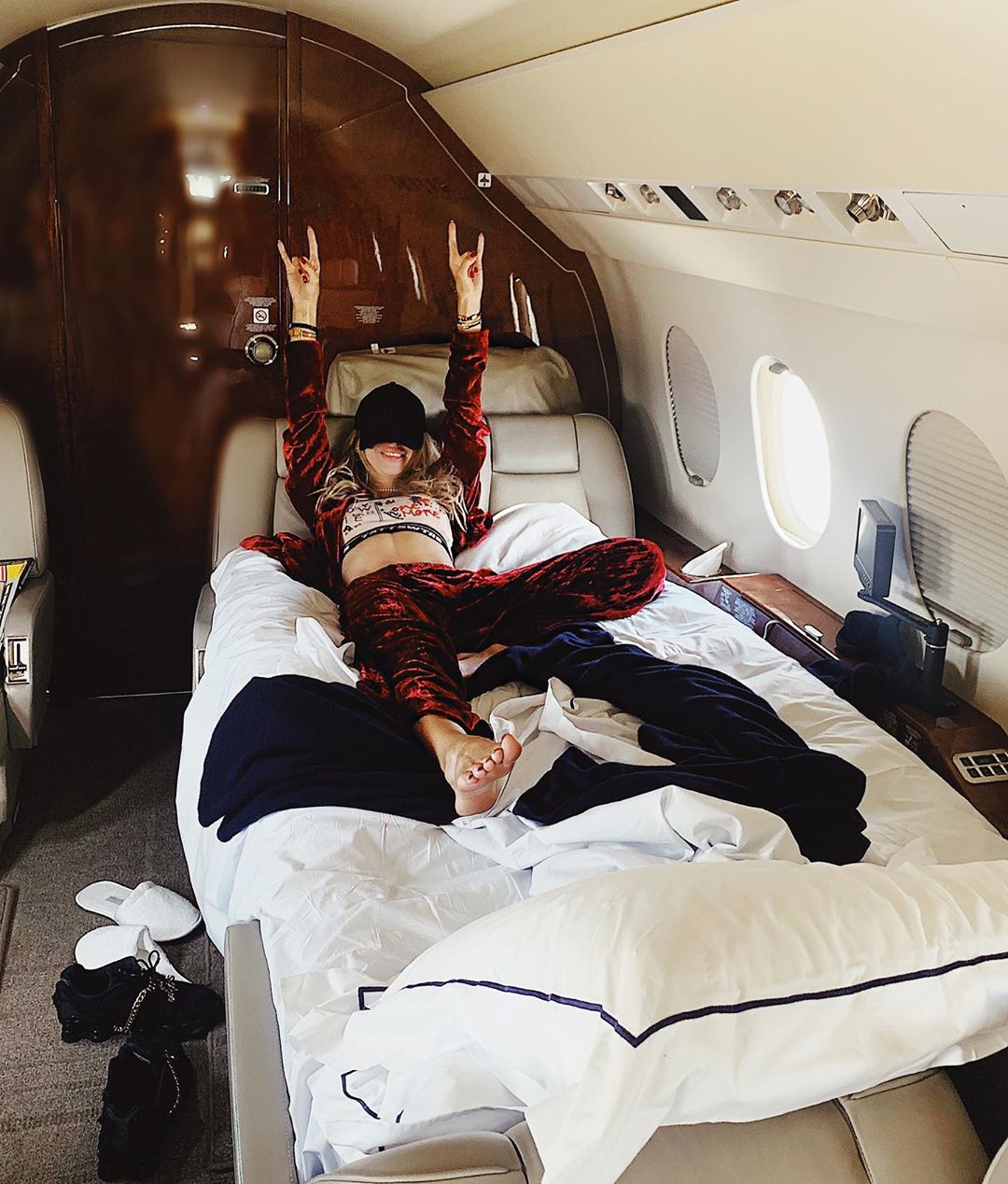 На высоте: Светлана Лобода поразила "постельным" фото в самолете