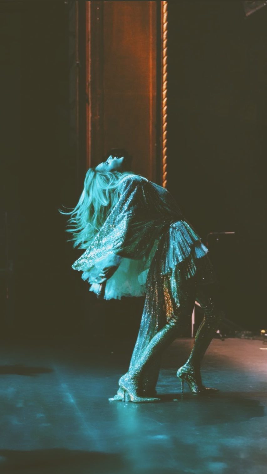 Карколомно: Світлана Лобода засліпила фанів у блискучому міні-платті і ботфортах