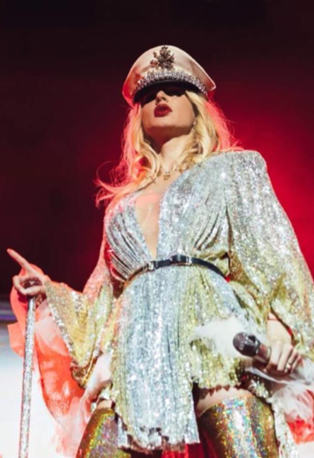 Карколомно: Світлана Лобода засліпила фанів у блискучому міні-платті і ботфортах