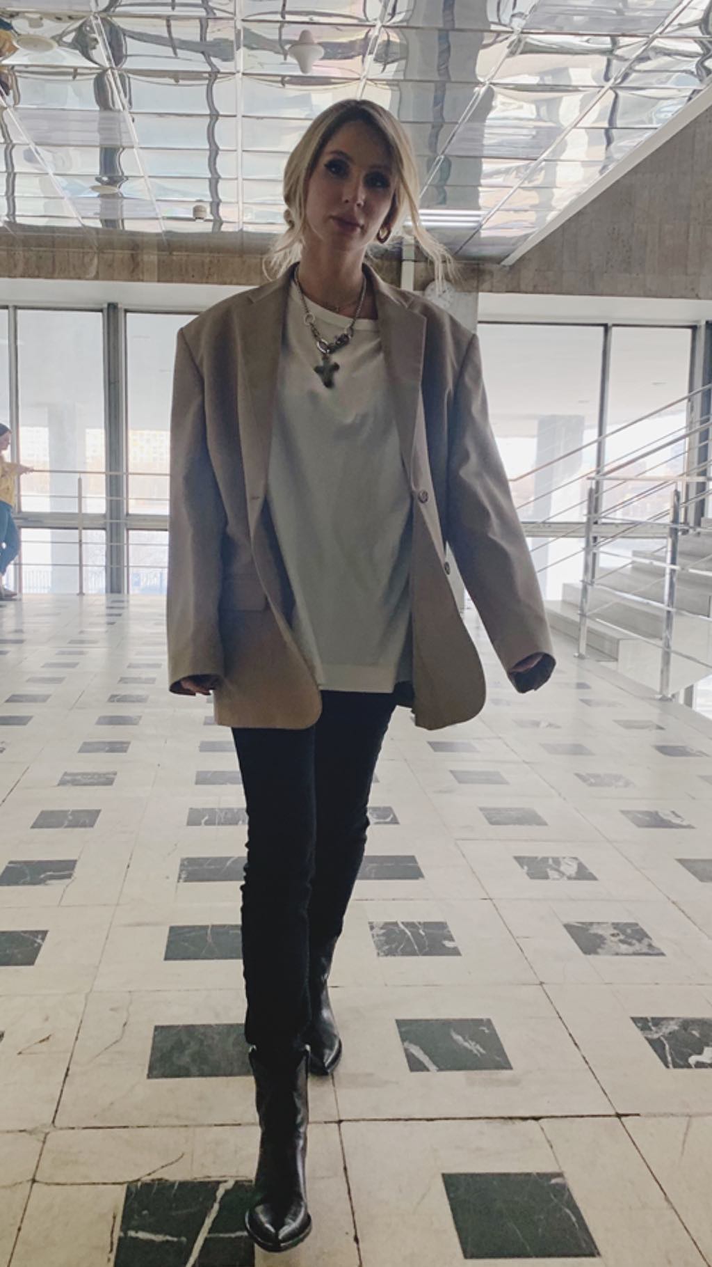 Пиджак с мужского плеча и обтягивающие штаны: Лобода показала трендовый оверсайз-образ