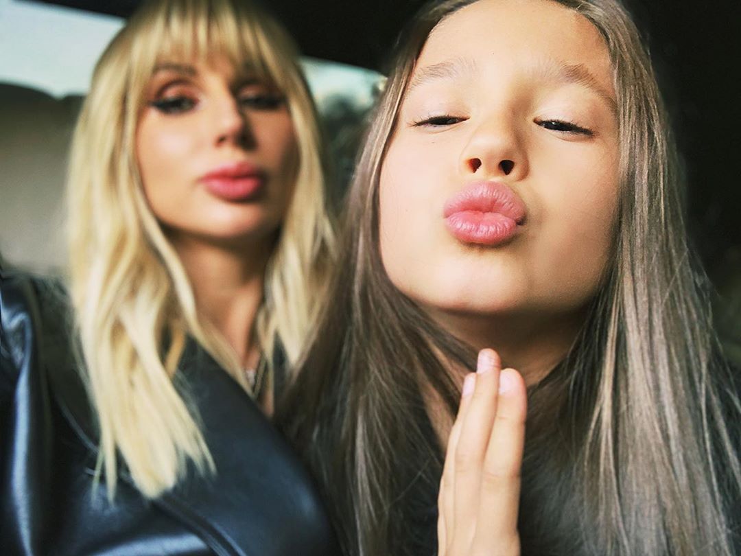 "Маленькая Lo": дочка Лободы подарила поклонникам мамы воздушный поцелуй