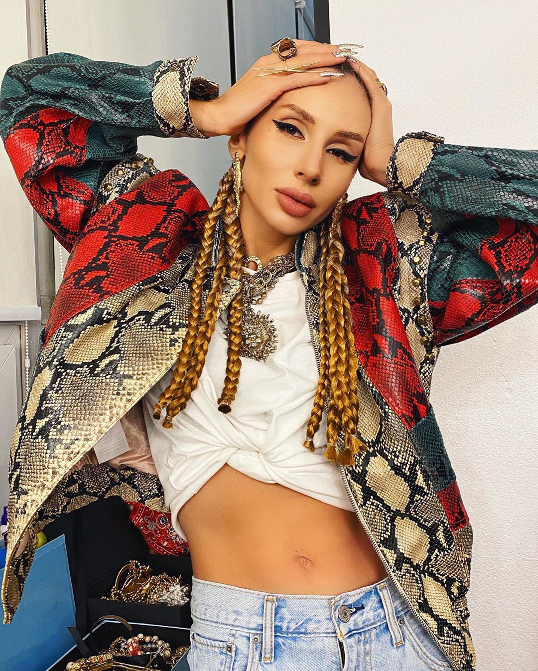 "Помолодела лет на 10": Лобода похвасталась новой прической и стальным прессом