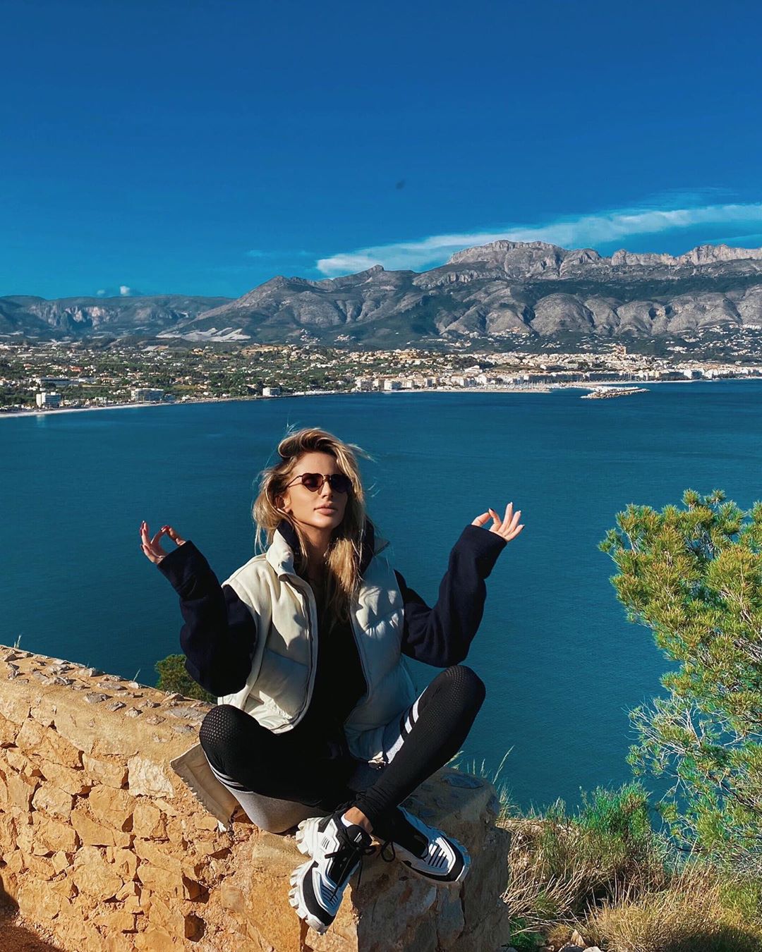 Просто кайфуй: Светлана Лобода поразила вертикальным шпагатом на фоне красочного пейзажа