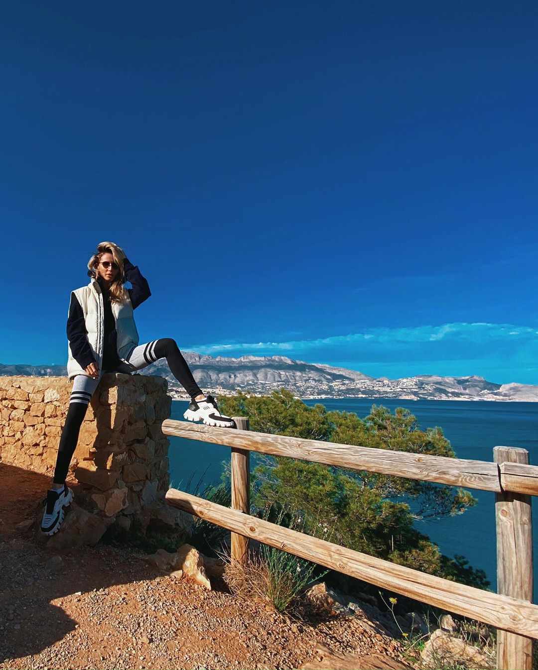 Просто кайфуй: Светлана Лобода поразила вертикальным шпагатом на фоне красочного пейзажа