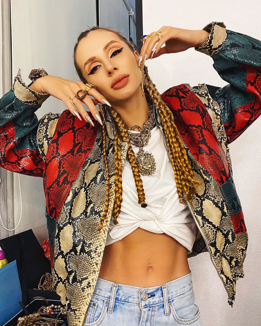 "Помолодела лет на 10": Лобода похвасталась новой прической и стальным прессом