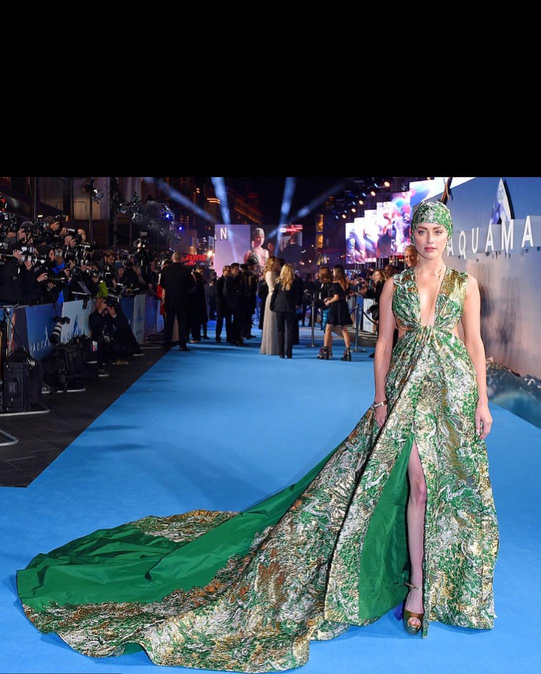 Эмбер Херд поразила экстравагантным нарядом на премьере "Аквамена"