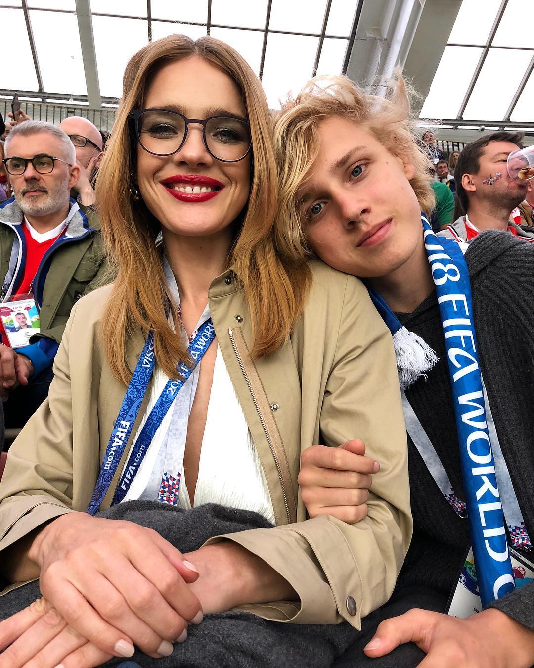 Немов підліток: 37-річна Наталія Водянова захопила стрункими ногами в міні-спідниці