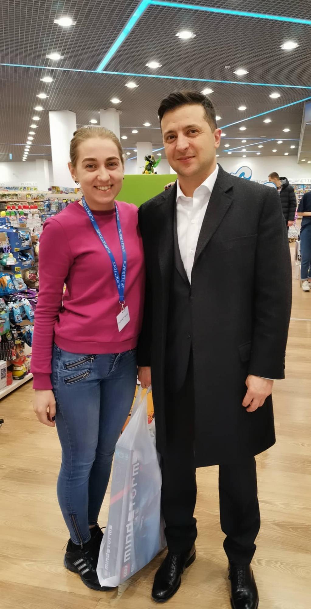 Зеленского "застукали" в магазине игрушек: что и кому он покупал