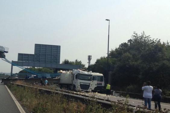 В Великобритании пешеходный мост рухнул на автостраду