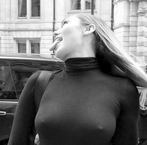 Без нижнего белья: Майли Сайрус поразила фанатов откровенным нарядом (фото)