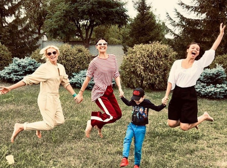 &quot;Три грации без гравитации&quot;: Маша Ефросинина умилила кадром семейного отдыха