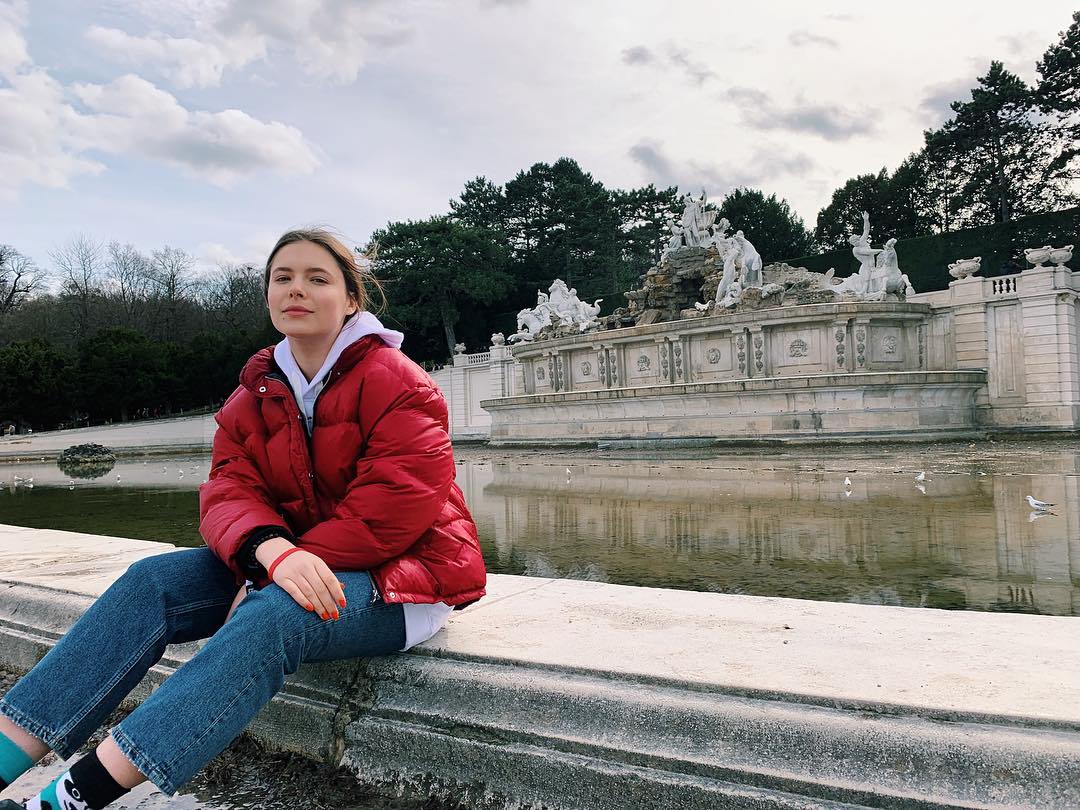 Стильна красуня: дочка Олени Кравець показала трендовий осінній образ