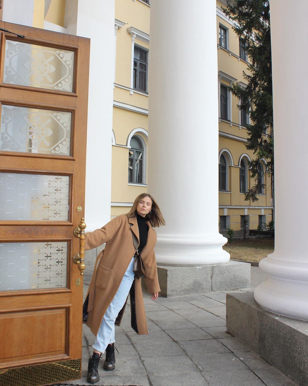 Стильна красуня: дочка Олени Кравець показала трендовий осінній образ