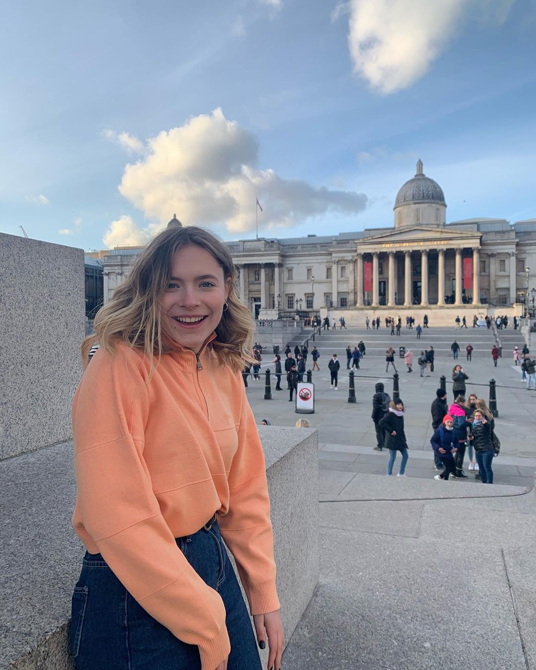 Вся в маму: дочка Олени Кравець в стильному луці позувала на вулицях Лондона