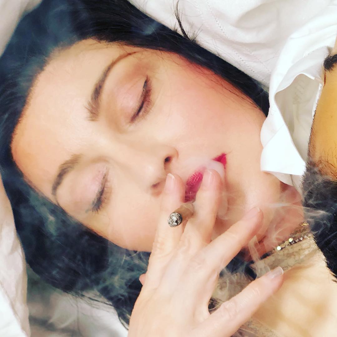 Мадонна брюнетка