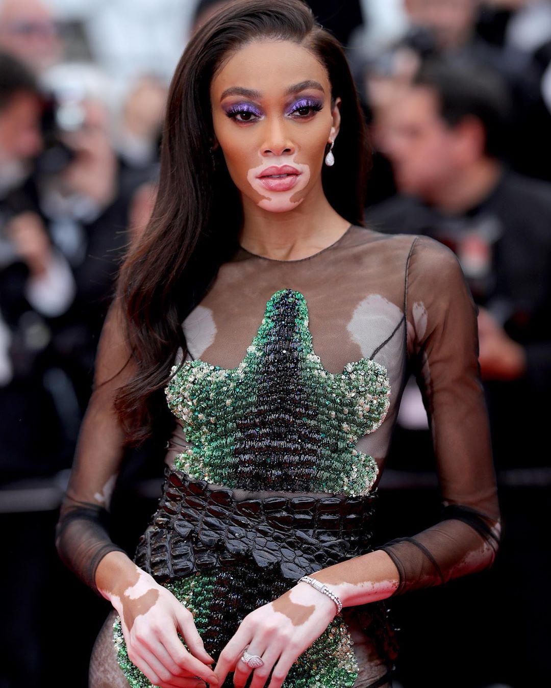 Опасна, и это прекрасно: Винни Харлоу блистает в Каннах в &quot;голом&quot; платье с крокодилом