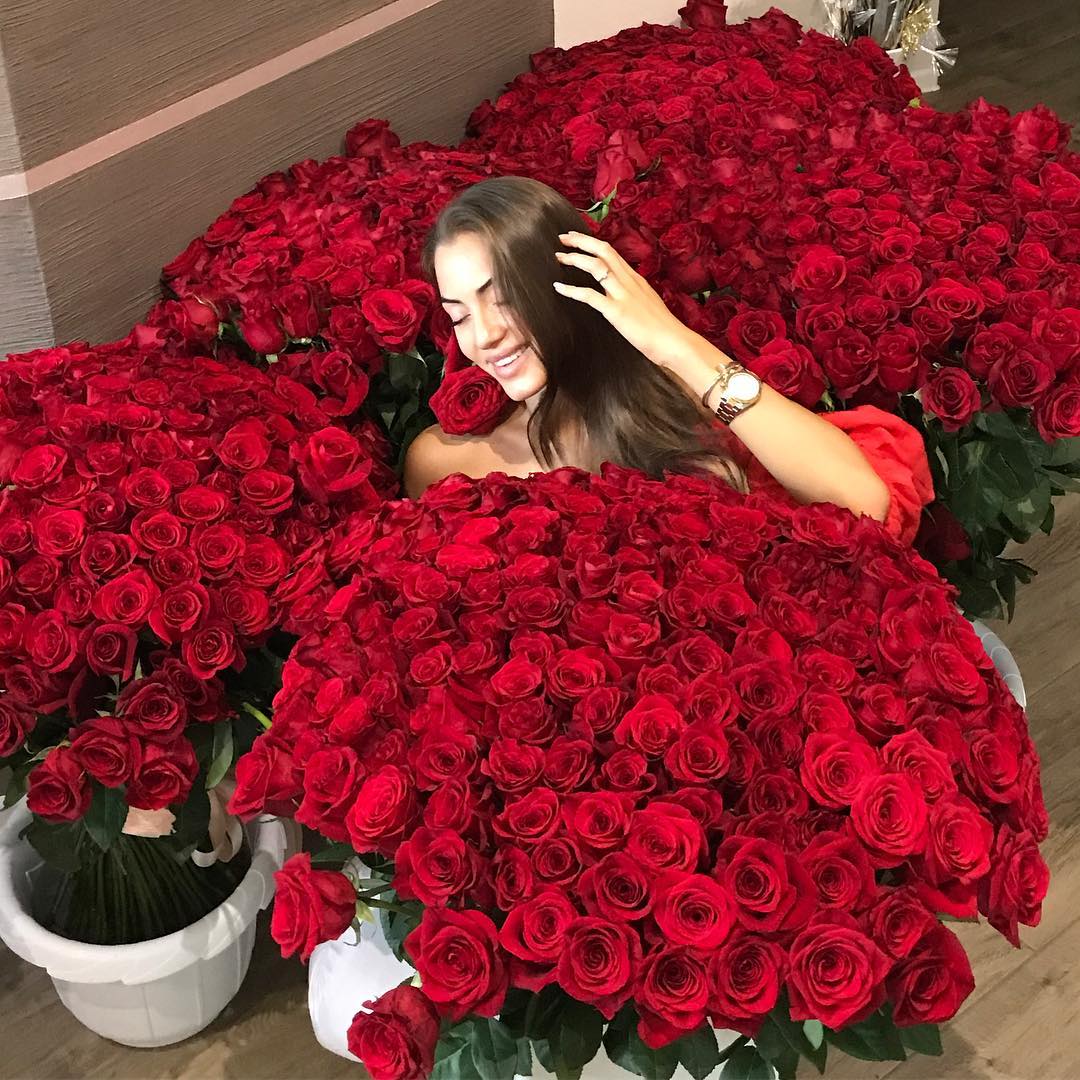 Мисс Украина 2019 светит ягодицами в шпагате... и вышивает иконы