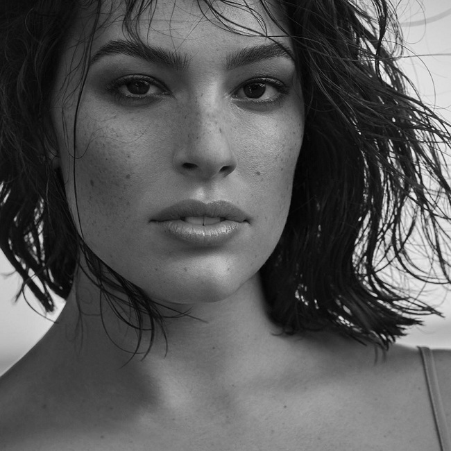 Пышнотелая модель Эшли Грэм устроила жаркую фотосессию в откровенном наряде