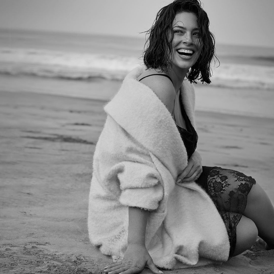 Эшли Грэм похвасталась роскошным телом в облегающем купальнике