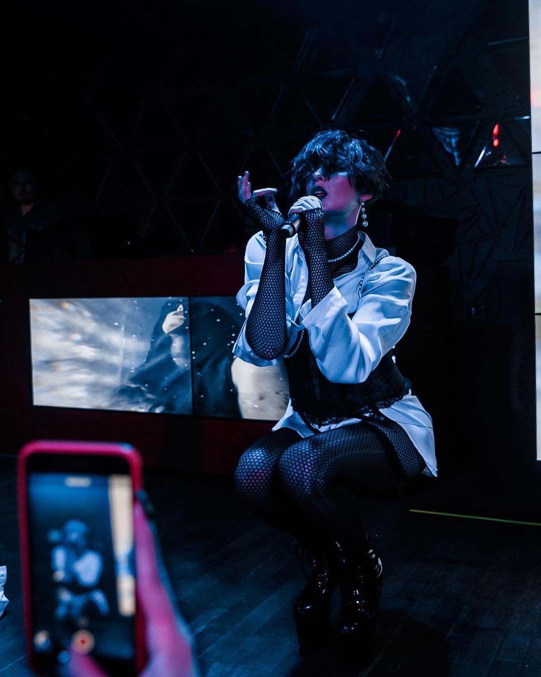 Можно смотреть вечно: MARUV показала пикантные фото с выступления "для взрослых"