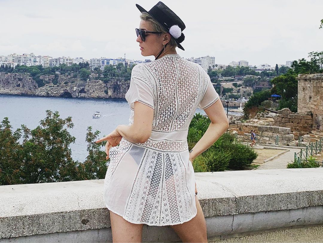 MARUV обпікає пластикою кішки в латексному костюмі і поліцейському кашкеті