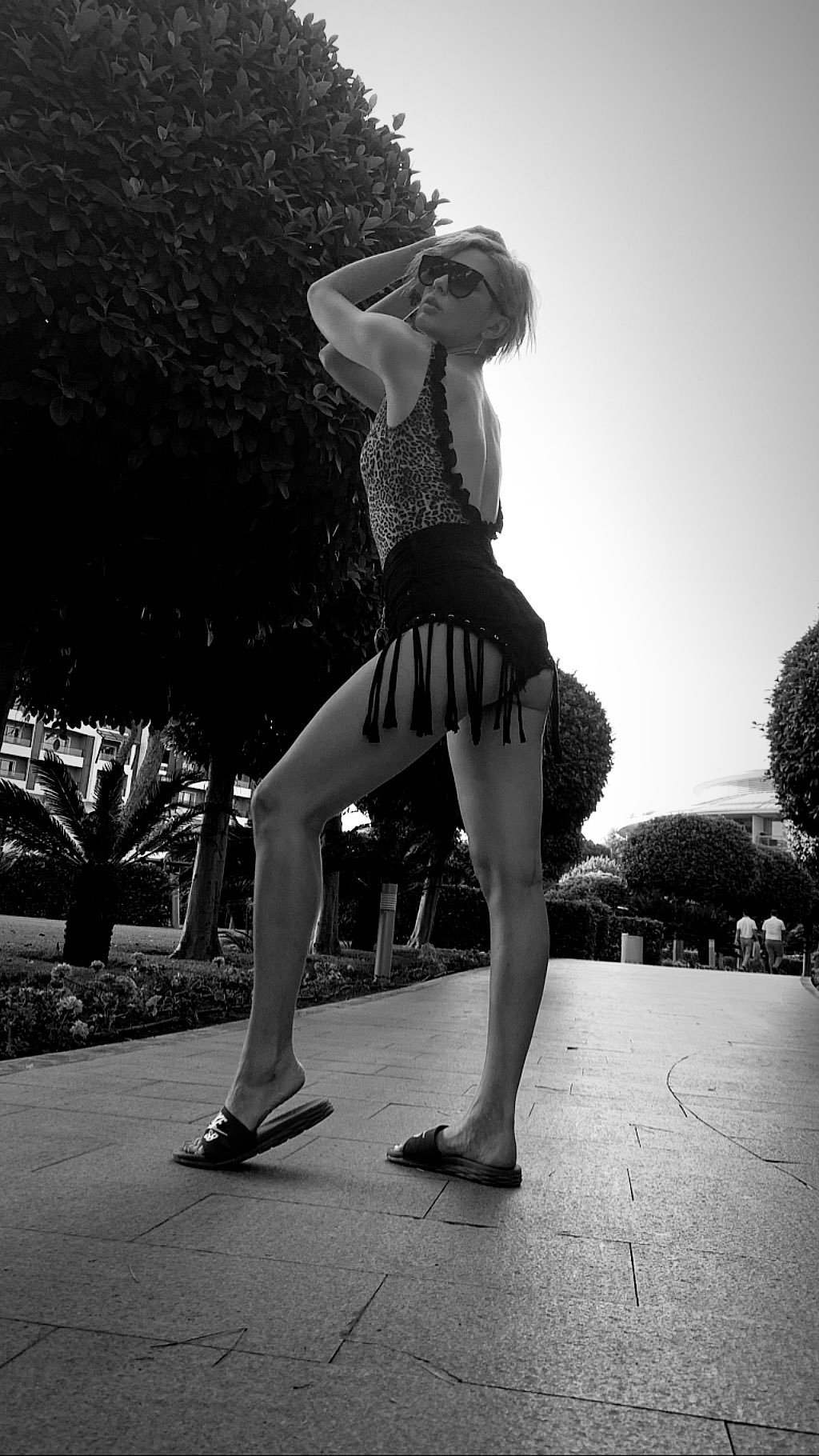 MARUV підкорює плавними вигинами в леопардовому купальнику на відпочинку в Туреччині