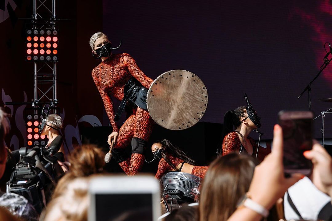 "Заарештуйте мене": MARUV разгорячила публіку образом сексі-поліцейської