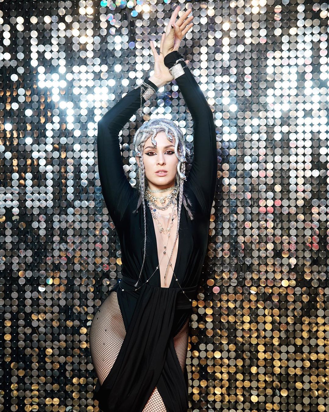 Просто космос: MARUV полонила плавними вигинами у відвертому вбранні