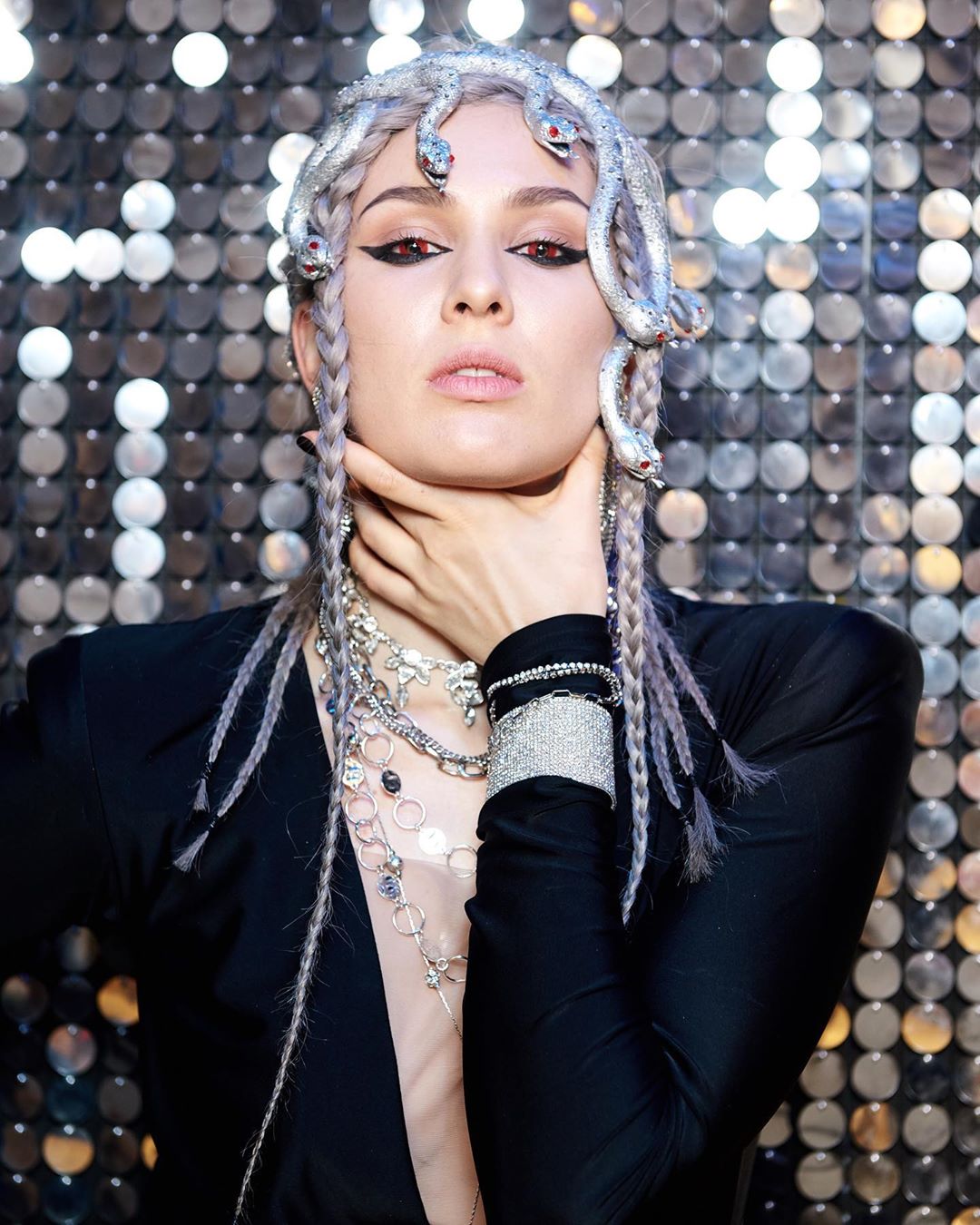 Просто космос: MARUV полонила плавними вигинами у відвертому вбранні