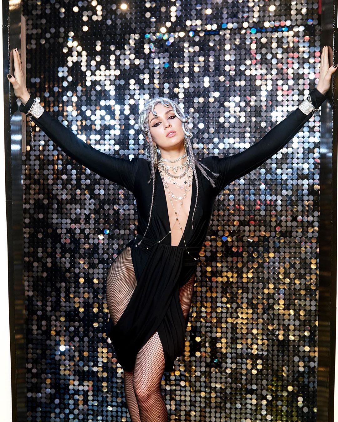 Просто космос: MARUV полонила плавними вигинами у відвертому вбранні