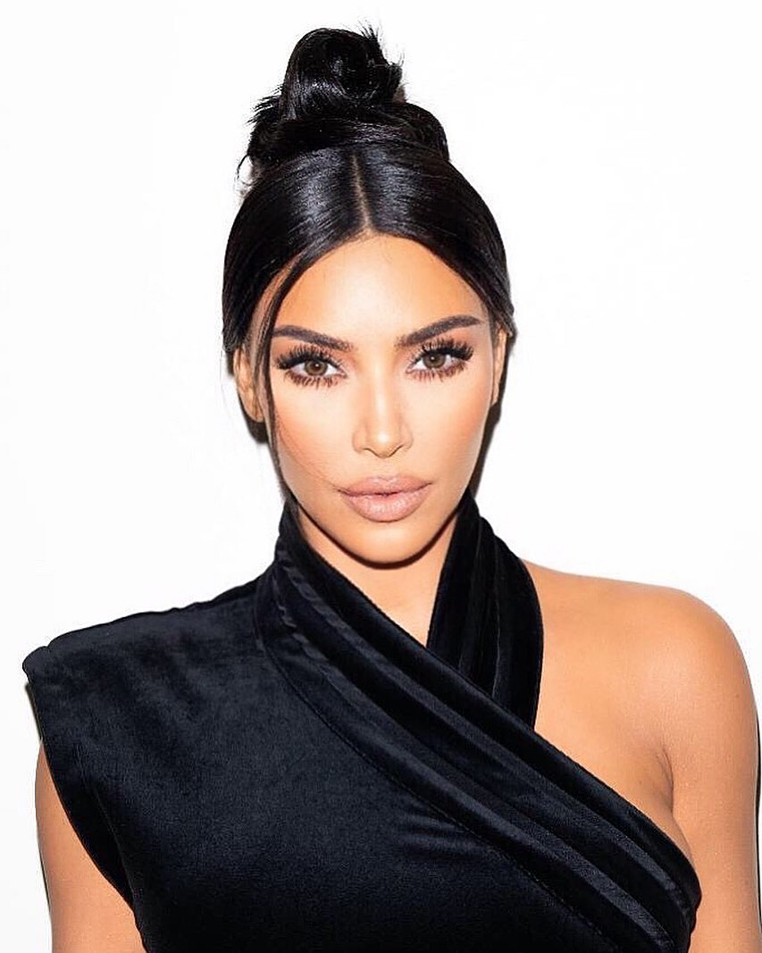 В сріблястому міні: Кім Кардашьян захопила апетитною фігурою у відвертому вбранні