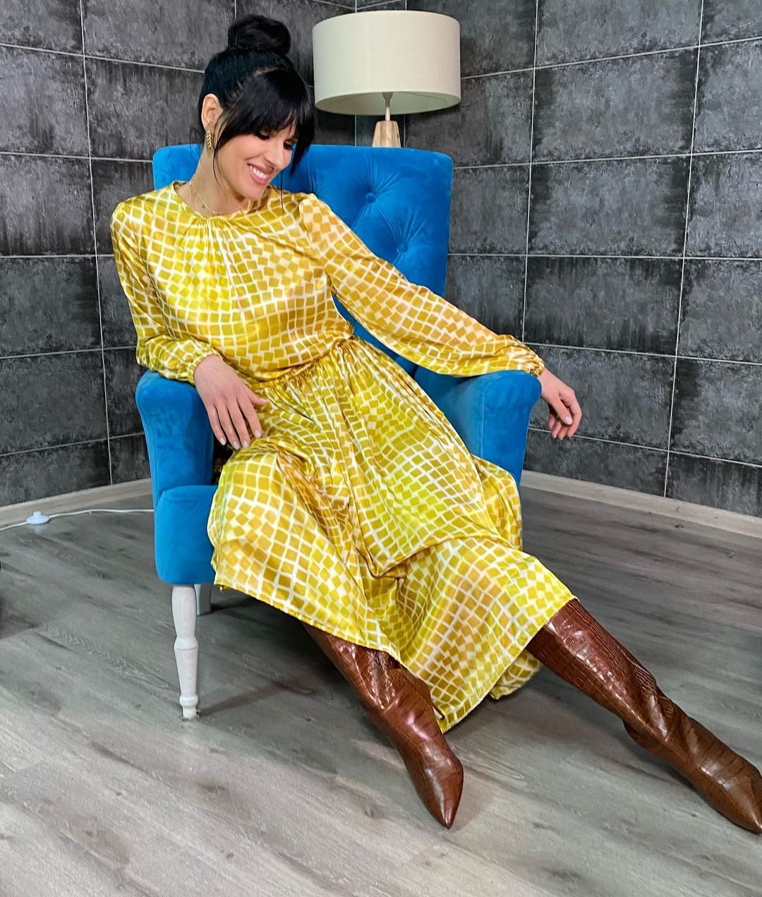 Єфросиніна у крокодилячих чоботях і жовтому платті похвалилася модним весняним look'ом