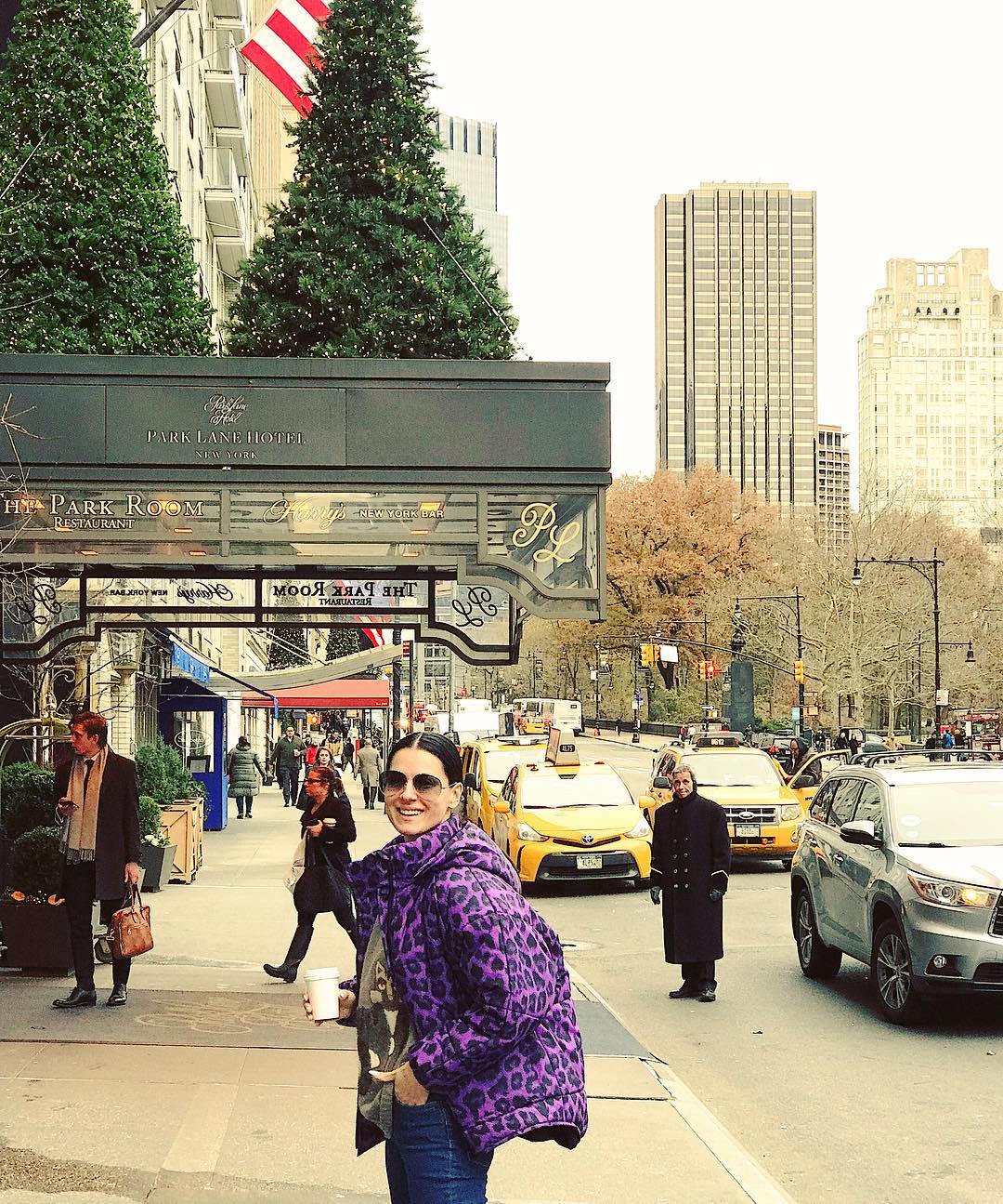 Маша Ефросинина покорила стильным нарядом на прогулке в Нью-Йорке