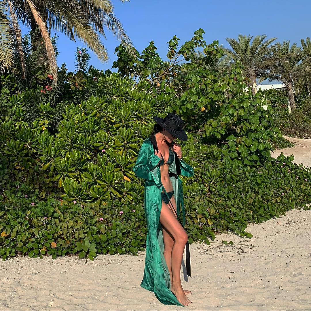 Пижама-стайл или &quot;Деми Мур&quot;: выбираем лучший пляжный образ Маши Ефросининой в Абу-Даби