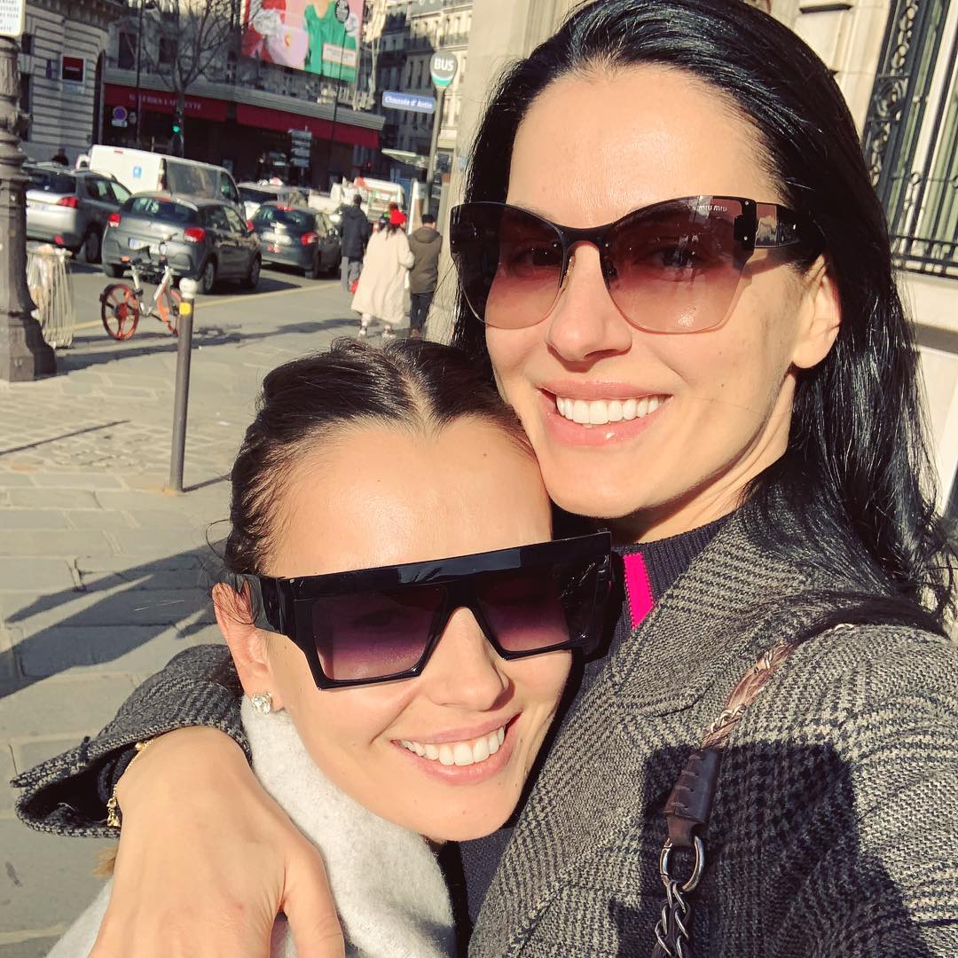 Маша Єфросиніна з сестрою