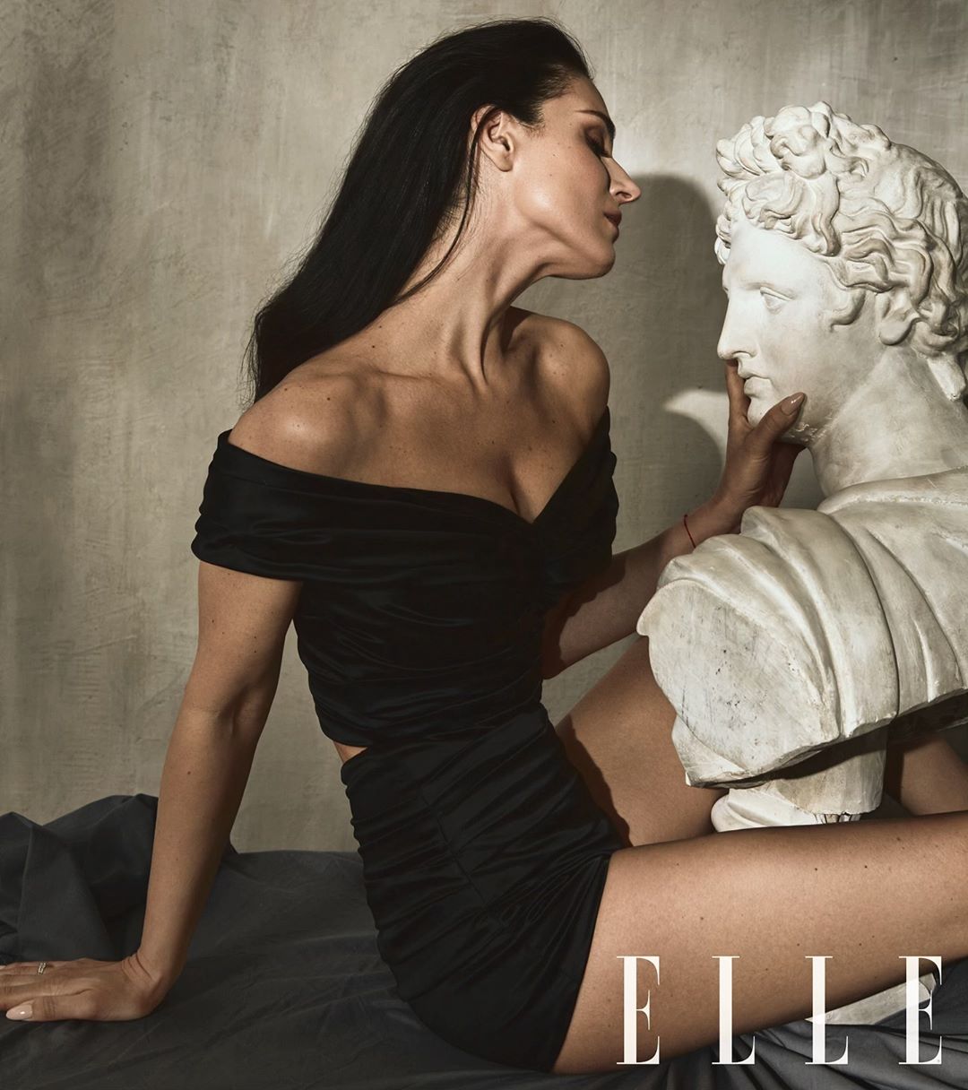 Маша Єфросиніна спокусила "нескінченними" ногами в одному піджаку (відео)