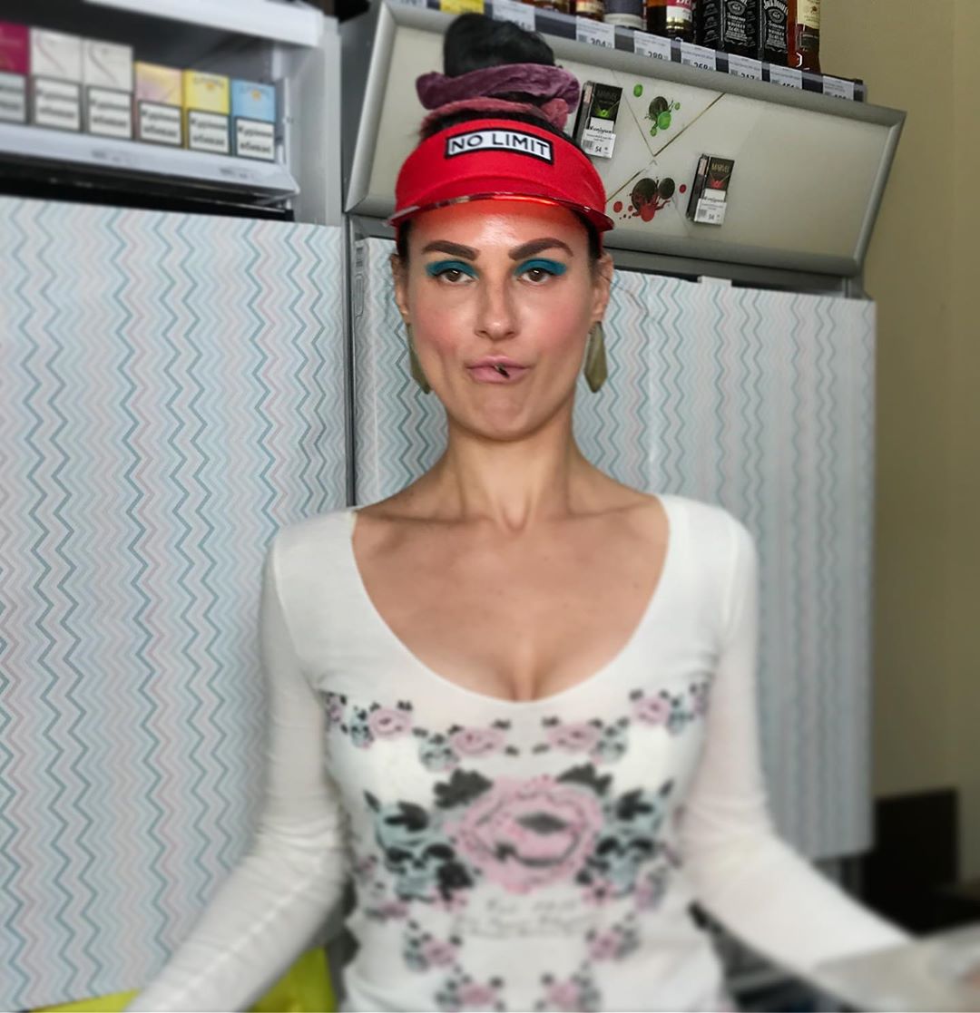 Маша Ефросинина поразила сеть образом боевой кассирши из