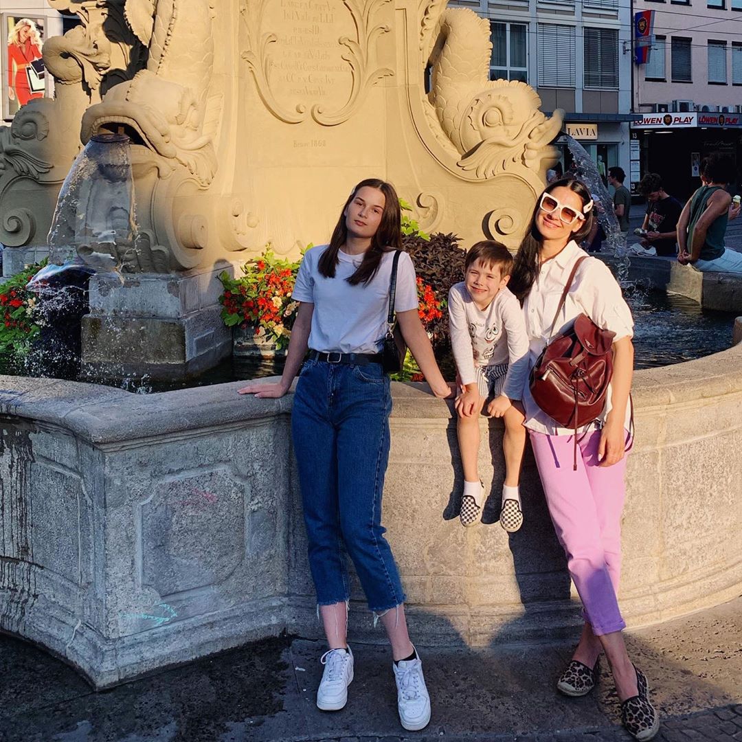 "Нана красуня": Маша Єфросиніна зачарувала рідкісним фото з дочкою та сином