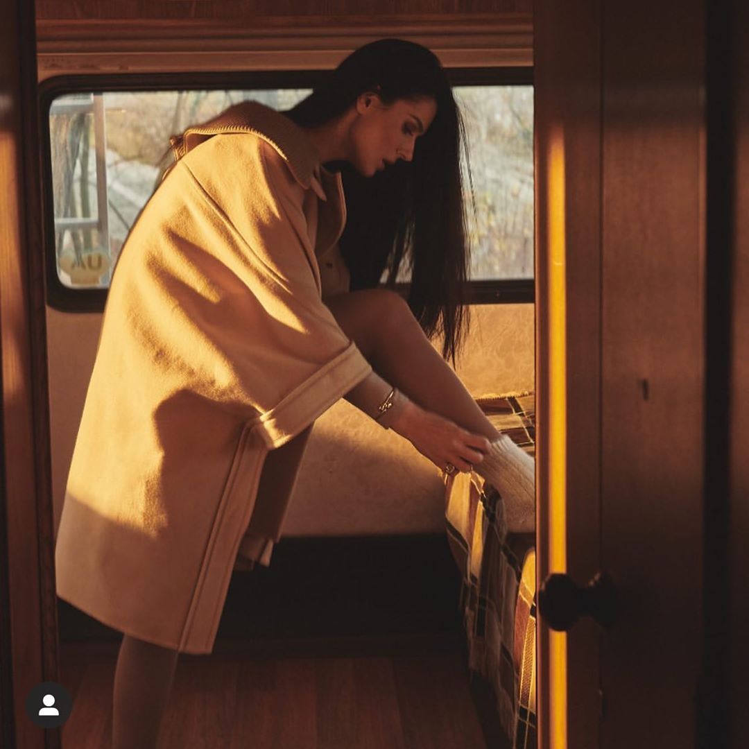 &quot;Шикарна навіть у шкарпетках&quot;: Маша Єфросиніна показала зручний одяг для подорожей